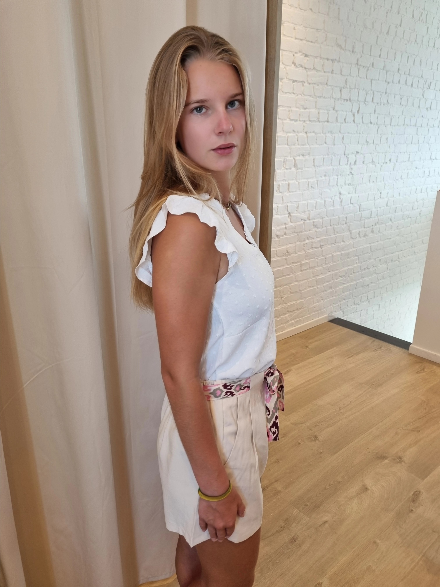 romantische witte katoenen top met klein perfo detail