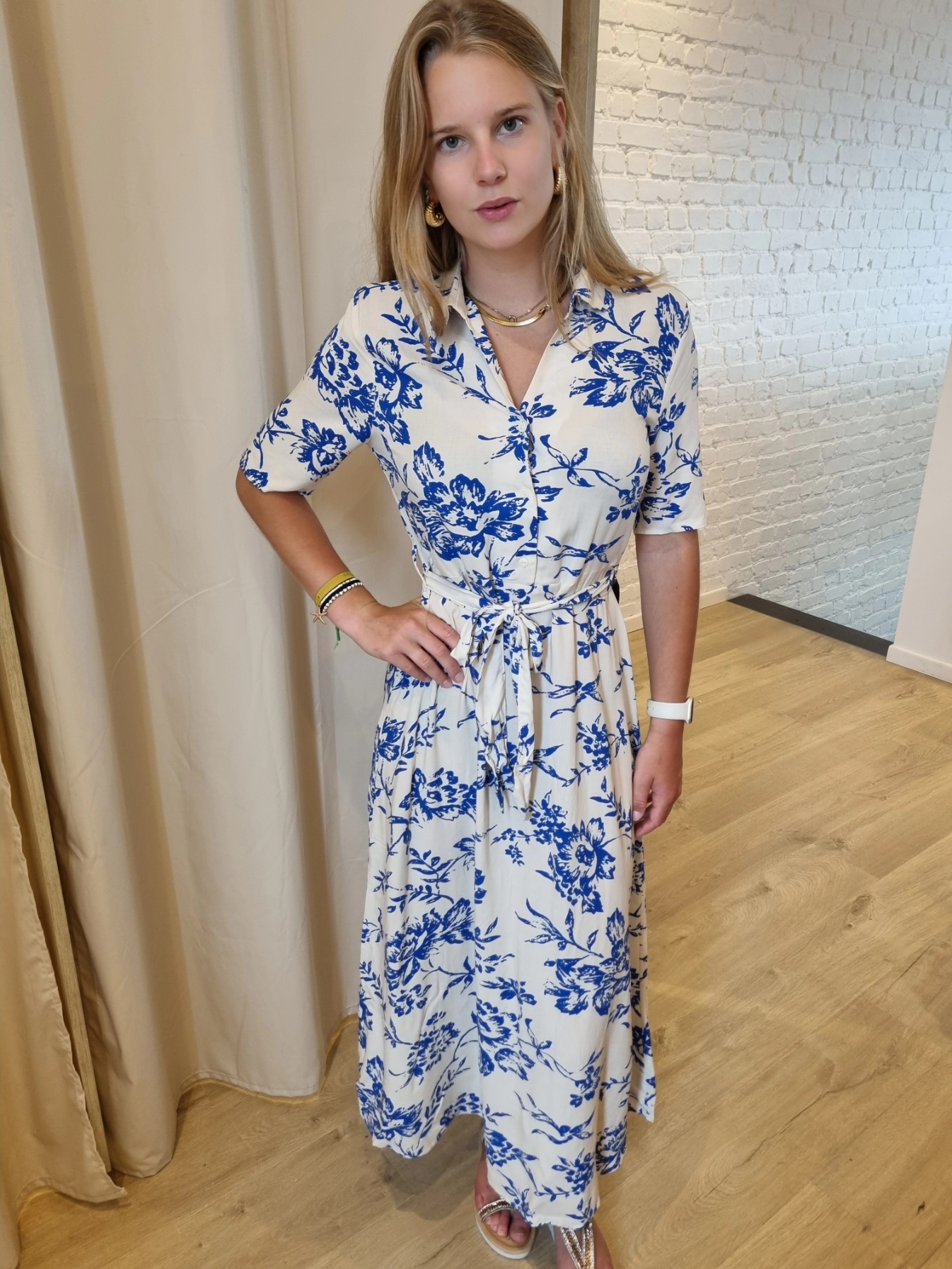 midi-jurk met felblauwe blaadjesprint JDY