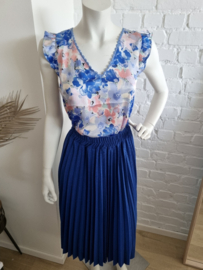 V-hals blouse met kobaltblauwe bloemenprint en kant
