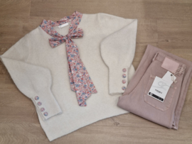 trui met gekleurde strik wit