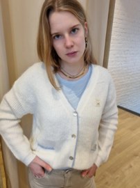 witte cardigan met blauw boordje en patch