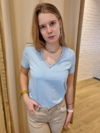 T-shirt met V-hals en zilveren boordje lichtblauw