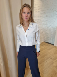hemdje met blauw versierd boordje en hartjes