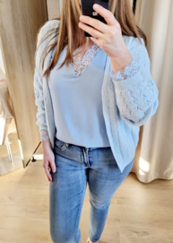 mooie zacht blauwe cardigan met motief