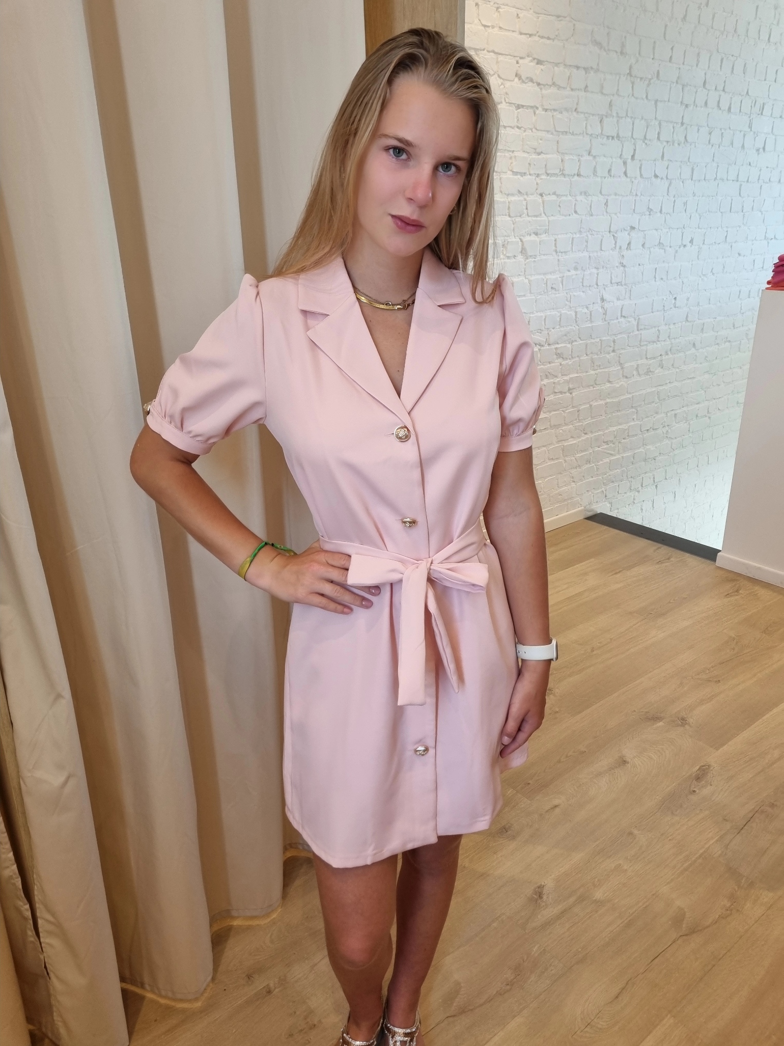 classy jurk met gouden knopen roze