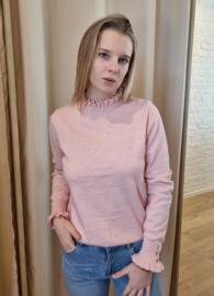 trui met klein frulletje aan de hals en gouden knoopjes oudroze