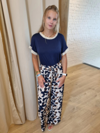 lossere broek met blauwe print