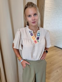 bloesje met gekleurde broderie beige