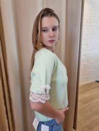 trui met korte mouwen, kanten afwerking en strikjes munt