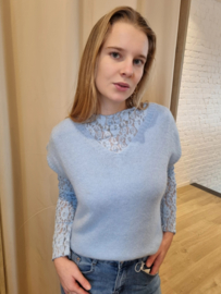 ruimer truitje zonder mouwen lichtblauw