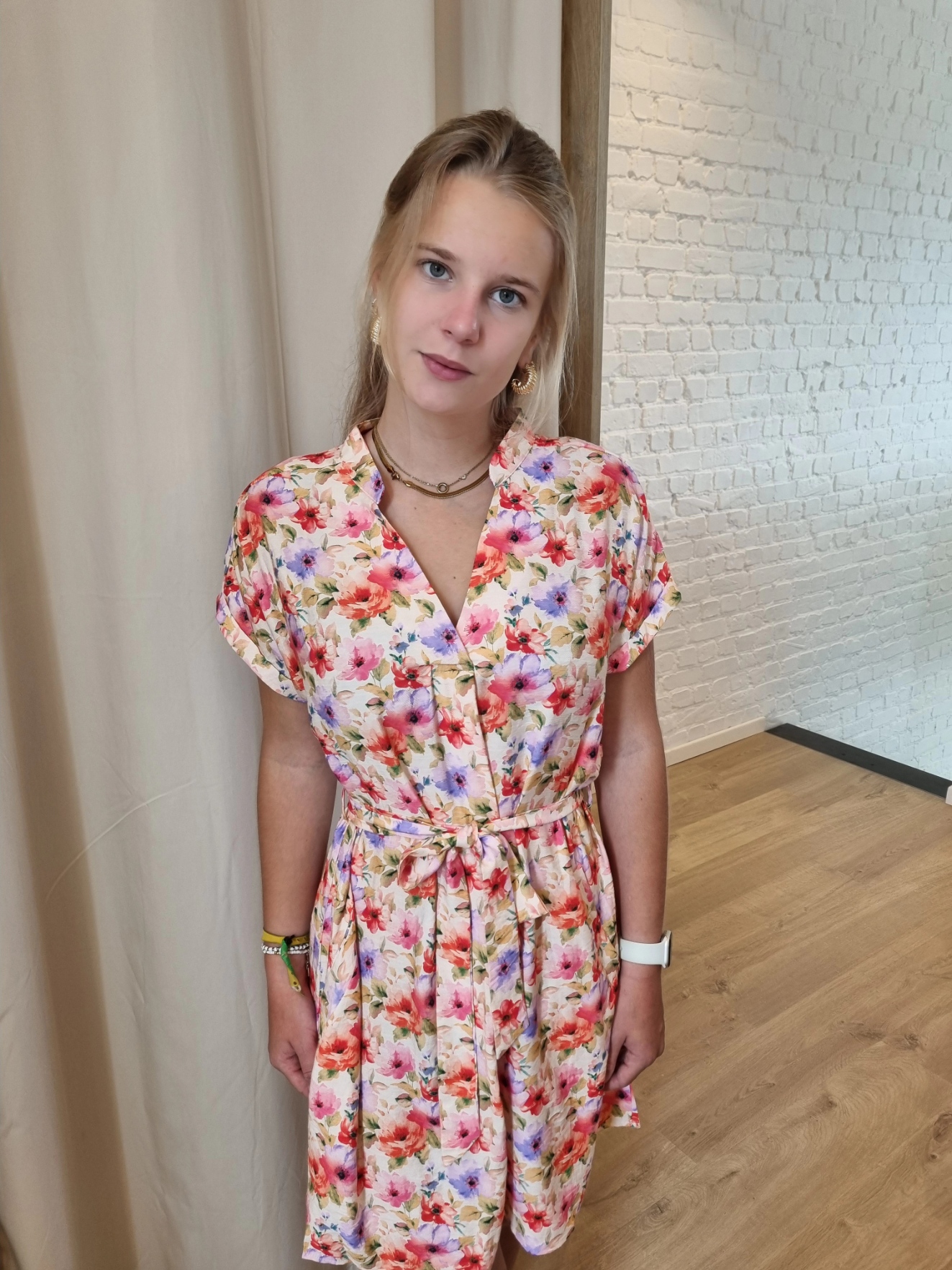 jurk met bindlintje en bloemenmotief