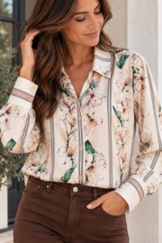Ecru hemd met subtiele bloemenprint en frisse kleuren