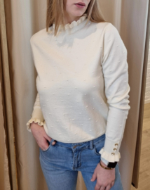 trui met klein frulletje aan de hals en gouden knoopjes ecru