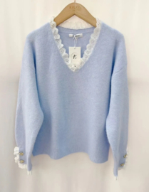 trui frulletje en V-hals pastelblauw