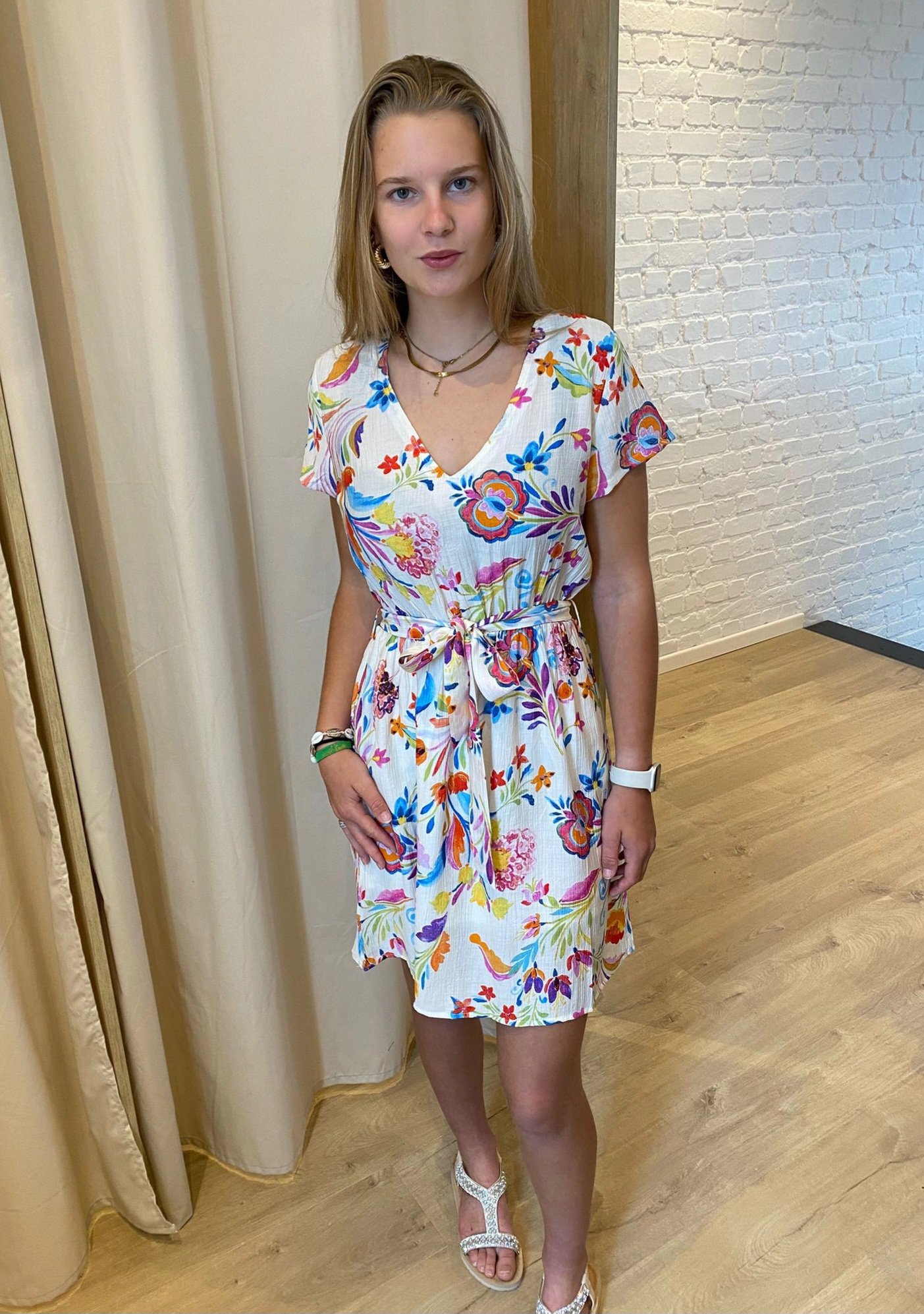 viscose jurk met V-hals en vrolijke print