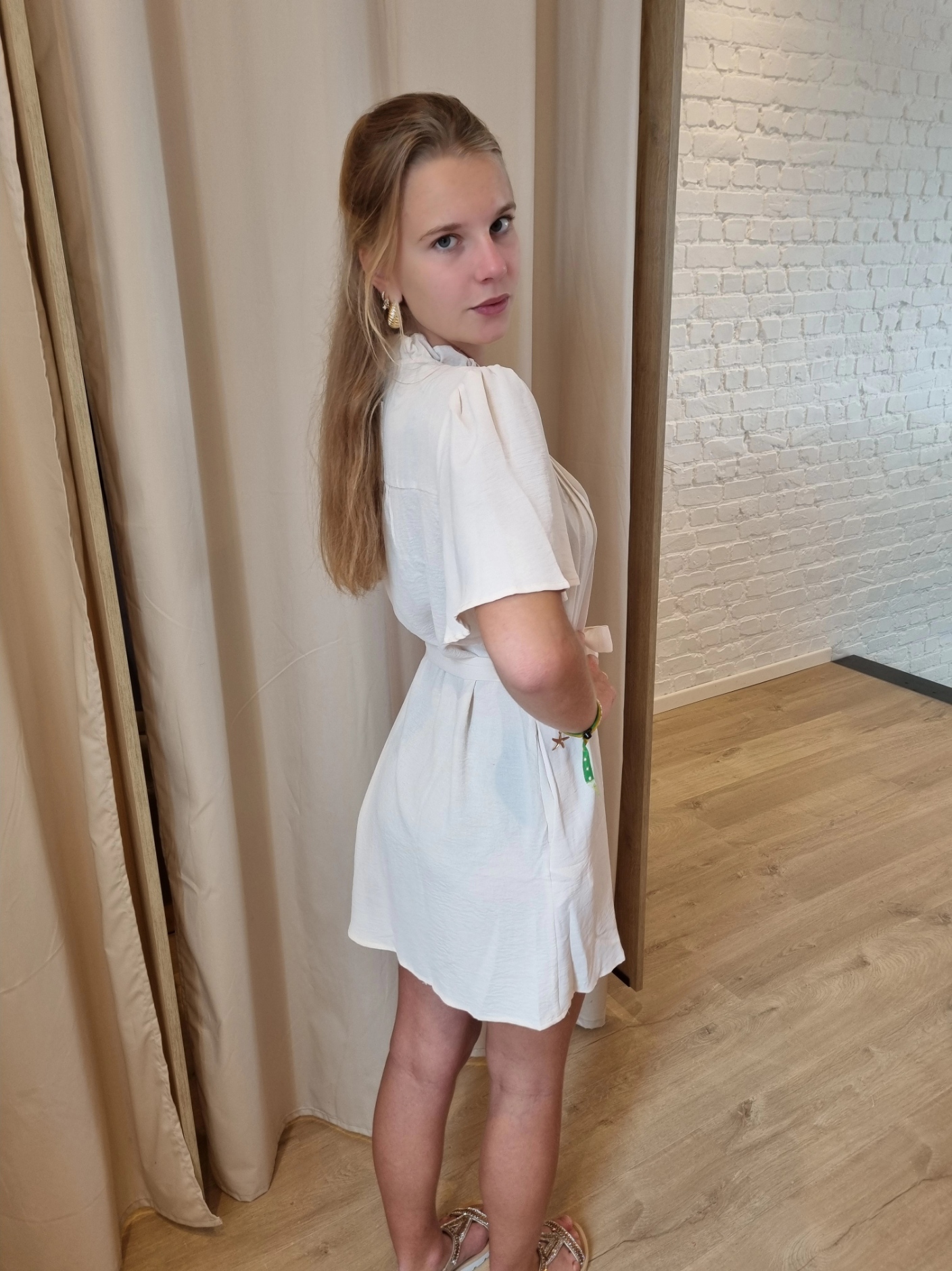 jurk met bindlintje en knoopjes beige