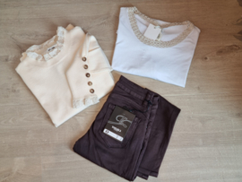 trui met kanten hals en knoopjes aan de mouwen ecru