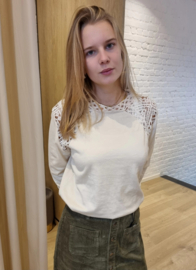 trui met gaatjesdetail bovenaan ecru