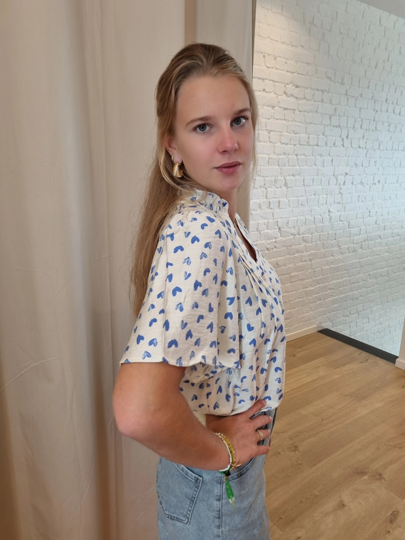 bloesje met wijdere mouwen en hartjesprint helblauw