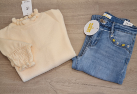 trui met frulletjes aan de pols en hals lichtgeel