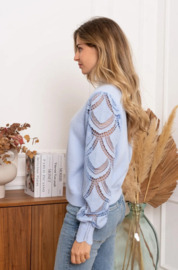 trui met kanten mouwen hemelsblauw