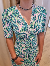 wikkeljurk met groen/roze print en mooie halslijn