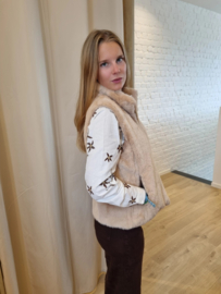 hemdje met chocoladebruin broderiemotief