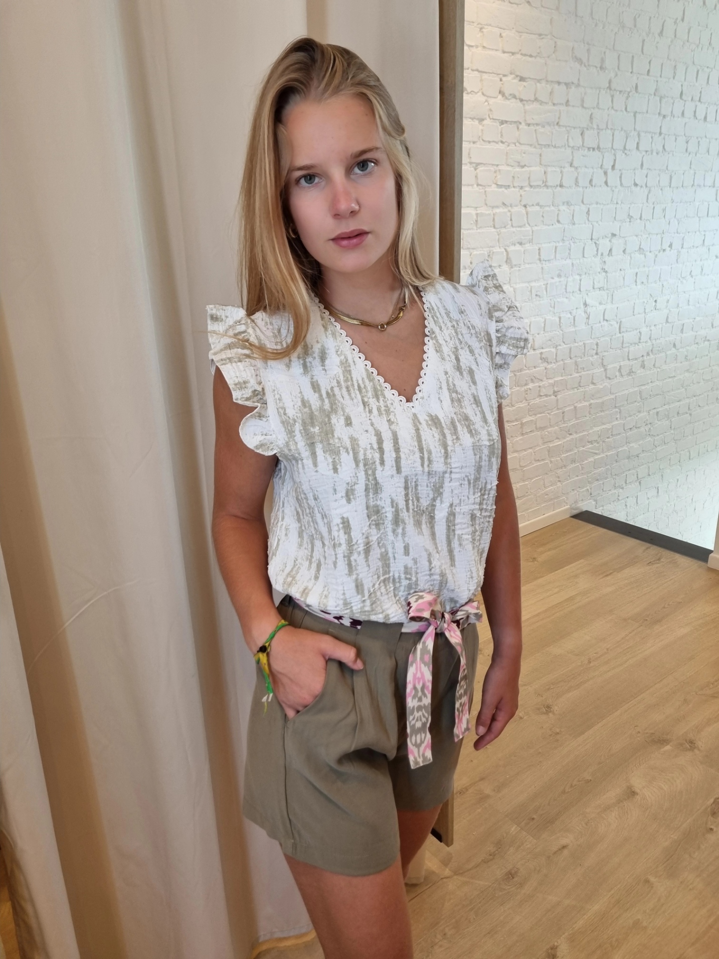 witte katoenen top met kant en kaki accent en volantmouwtjes