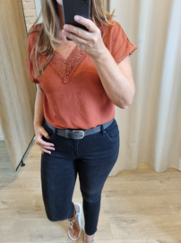 blousetop met kant roest