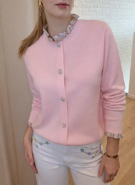 trui met bloemenkraagje en knoopjes lichtroze