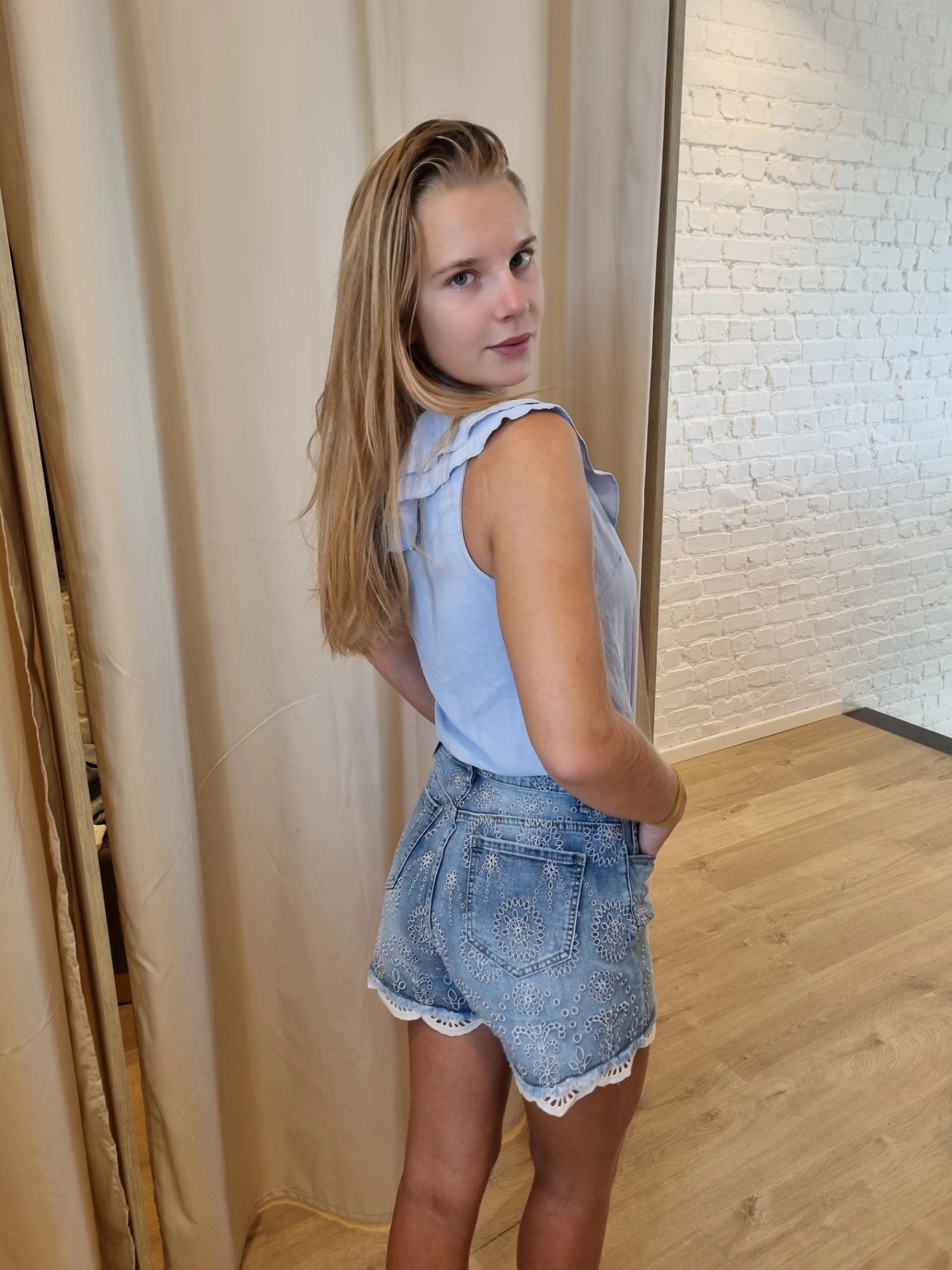 shortje met gehaakt detail en knoopjes