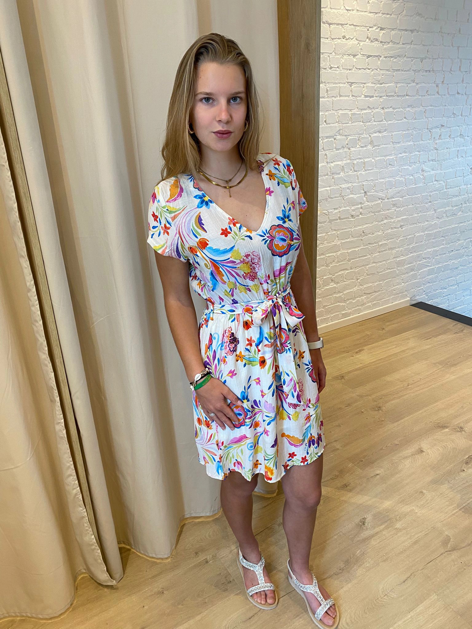 viscose jurk met V-hals en vrolijke print