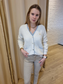 witte cardigan met blauw boordje en patch