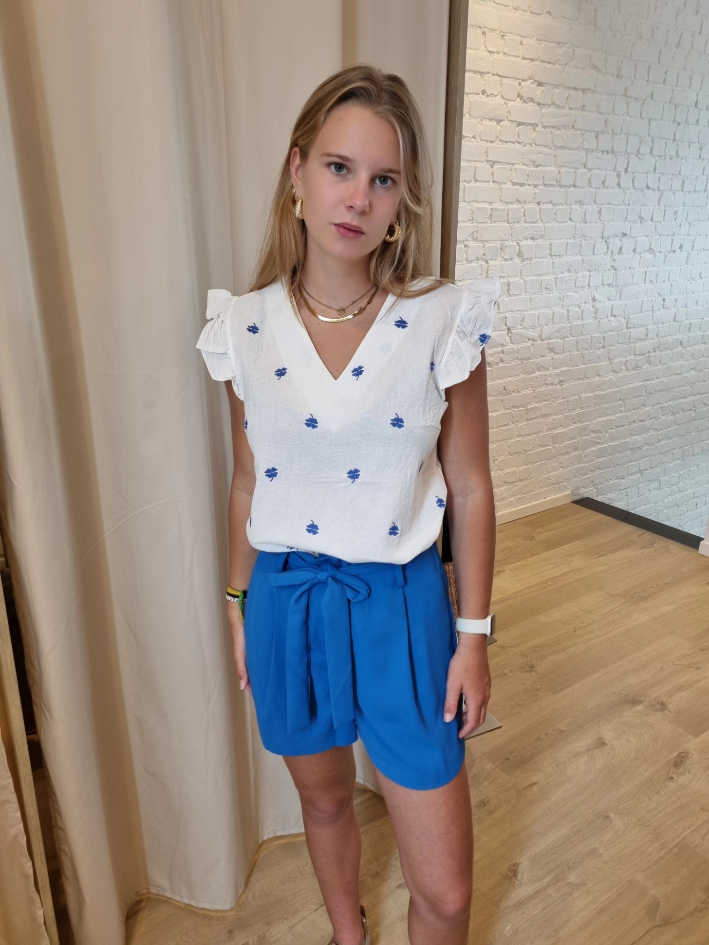 witte katoenen top met blauwe broderie
