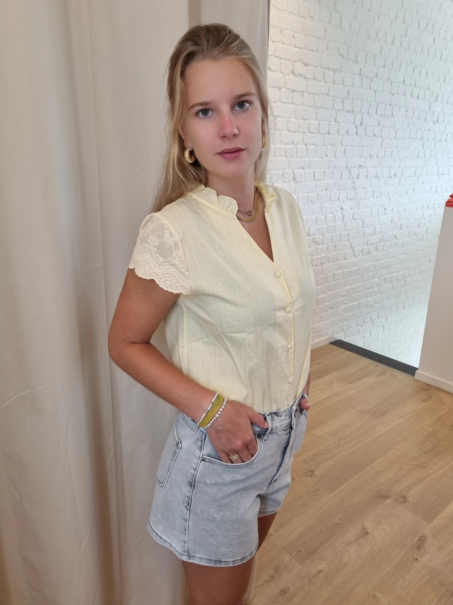 katoenen hemdje met lurex en katoenen mouwtjes lichtgeel