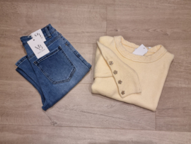 zachte trui met gouden bloemenknopjes lichtgeel