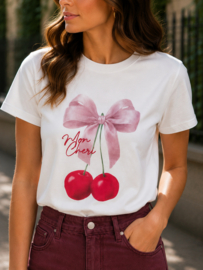 JDYIRA S/S PRINTED T-SHIRT JRS EXP BERRY CHERRY / Dames T-shirt Mon Chéri met kersen & strik – Ecru