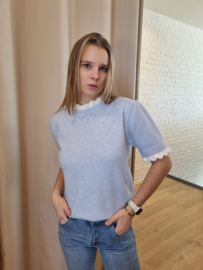 trui met korte mouwen en kanten afwerking aan hals lichtblauw