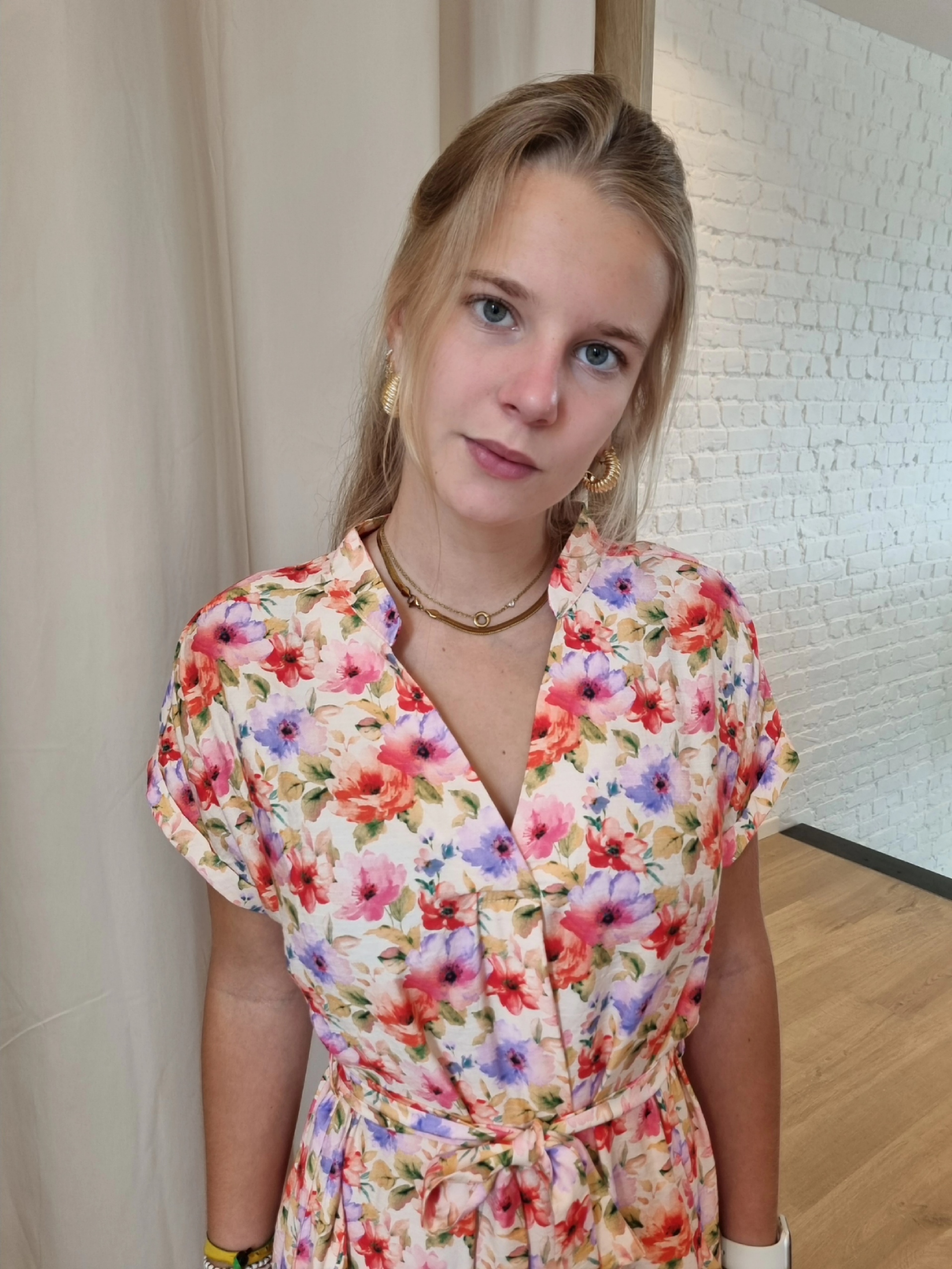 jurk met bindlintje en bloemenmotief