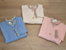 trui met bloemenkraagje en knoopjes lichtblauw