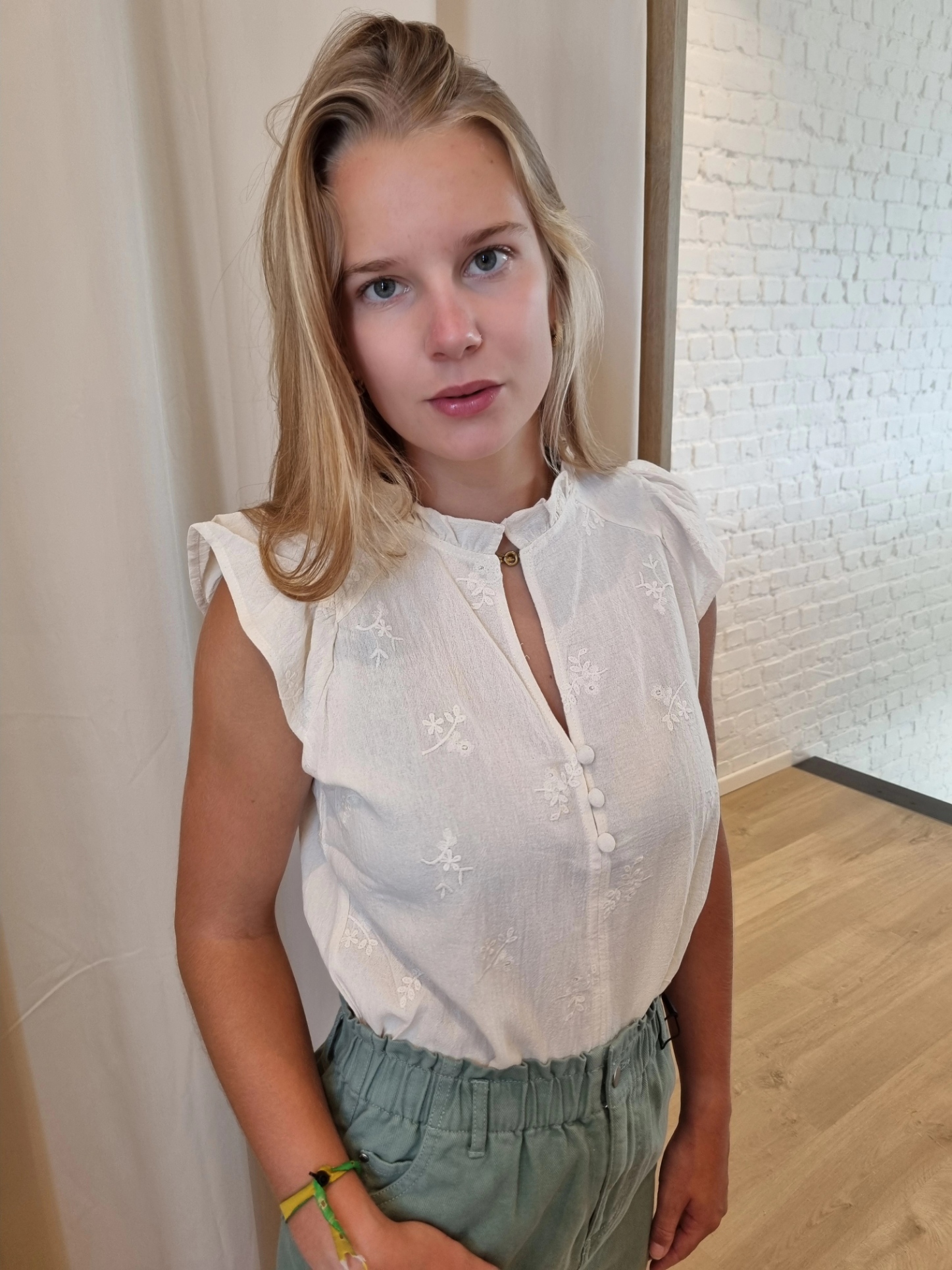 romantisch bloesje met knoopjes in beige