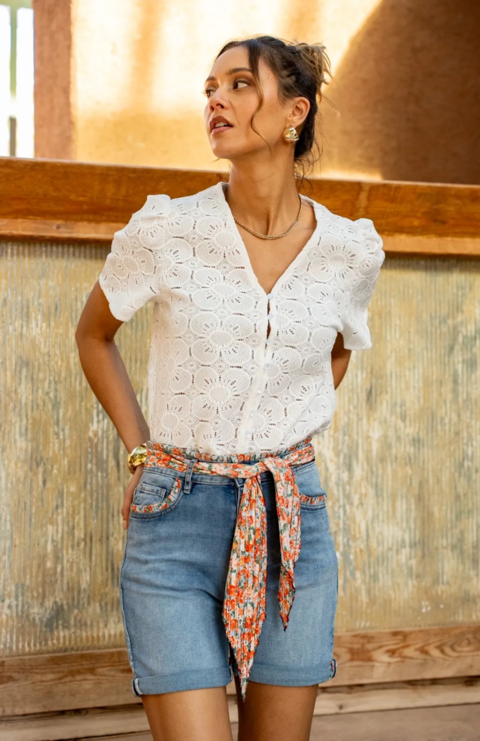 shortje met koraal details en stoffen riem