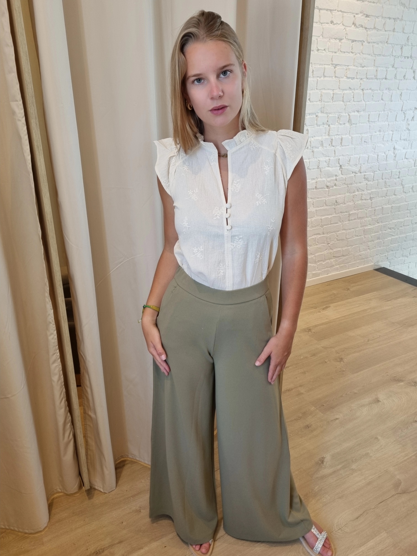 romantisch bloesje met knoopjes in beige