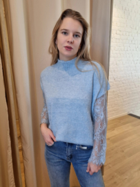 trui met kanten mouwen lichtblauw