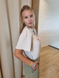 bloesje met gekleurde broderie beige