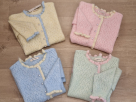 cardigan met blauw sierboordje en frulletjes geel