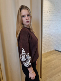 trui met broderie op de armen chocolat