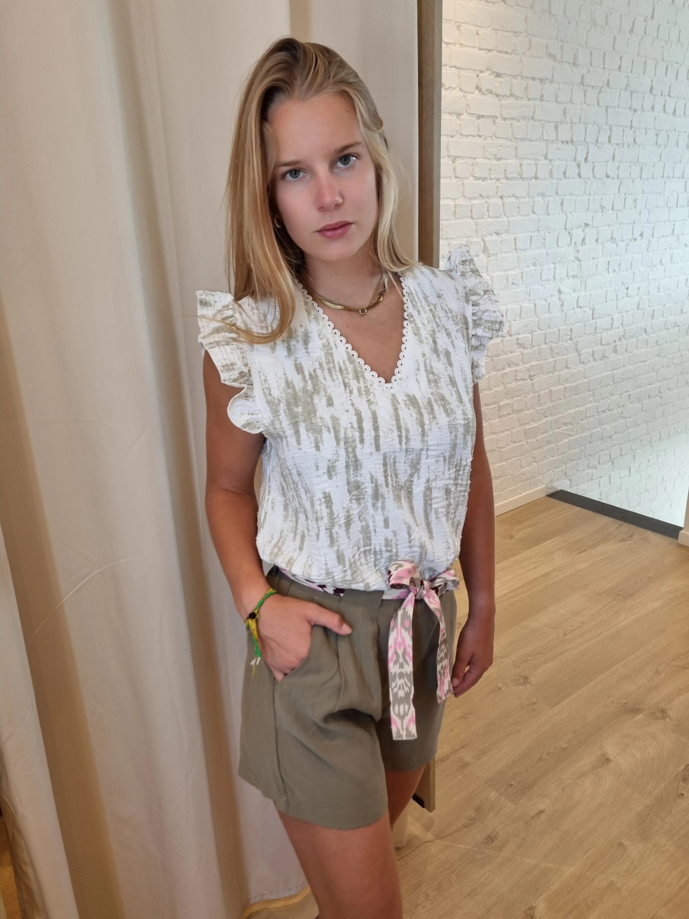 witte katoenen top met kant en kaki accent en volantmouwtjes