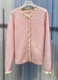 cardigan met geel sierboordje en frulletjes roze