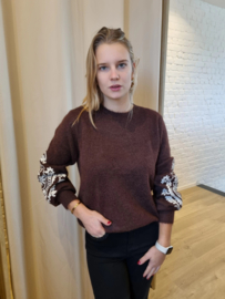 trui met broderie op de armen chocolat